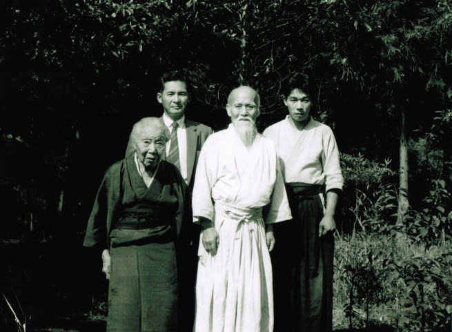 Hideo Hirosawa con gli anziani coniugi Ueshiba