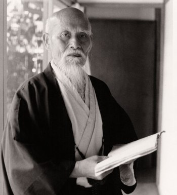 Morihei Ueshiba intento nella lettura di un libro