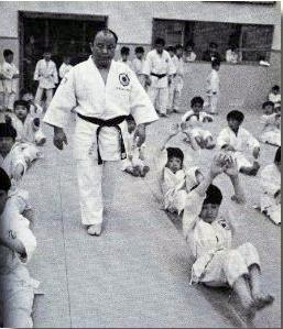 Suzuki Masafumi dirige una lezione di Judo per ragazzi