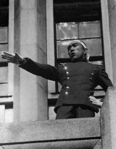 Mishima arringa i soldati dal balcone del Japanese Self-Defense Forces in Ichigaya