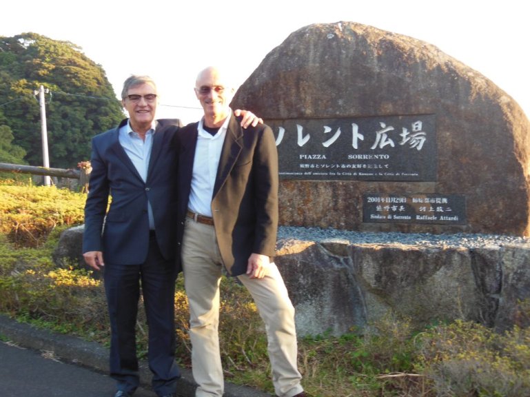 Raffaele Attardi ed Angelo Armano nella Piazza dell’amicizia Sorrento-Kumano